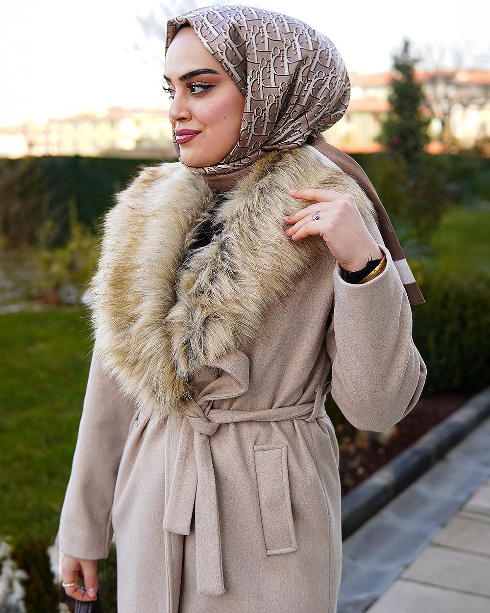 Krem Yakası Tüylü Kaşe Kaban - Ela Butik
